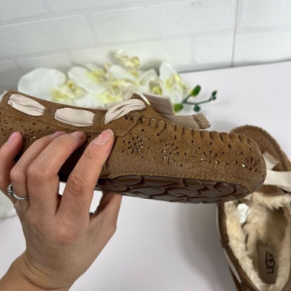 Ugg Womens Moccasin Slippers size 5 - Picture 9 of 12